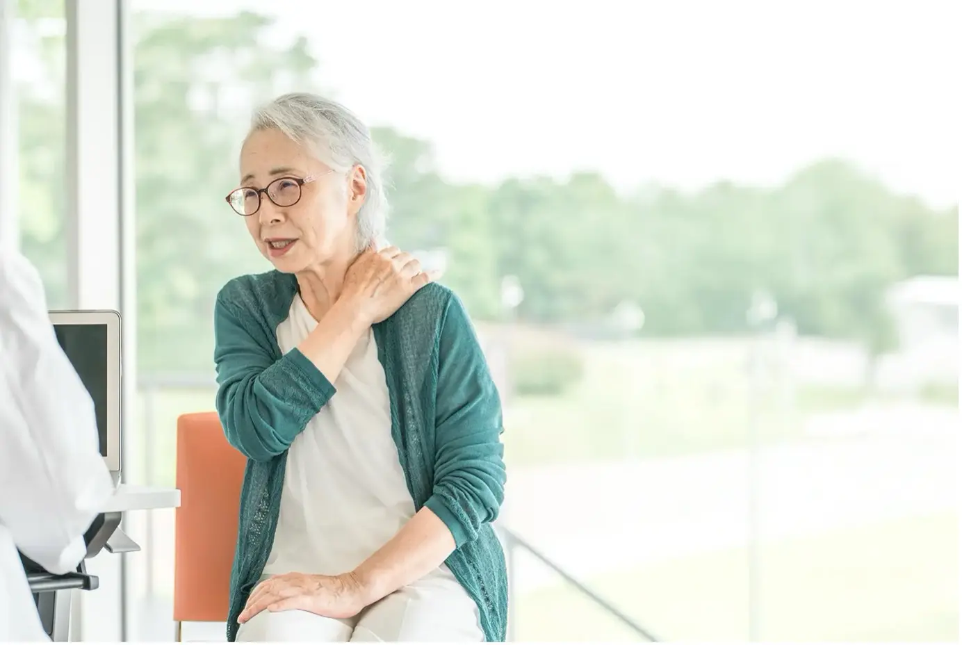 A woman with rheumatoid arthritis in her shoulder