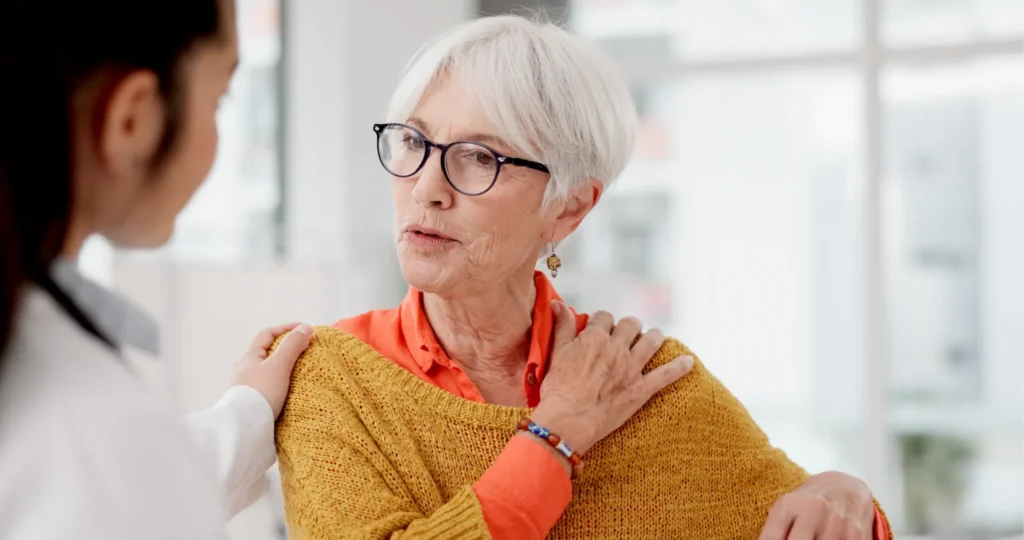 A female patient in a doctor's office that had shoulder implant loosening